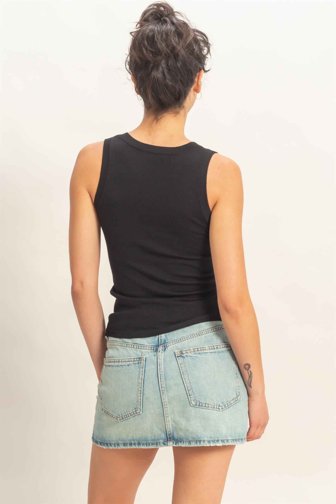 scoop neck tank top